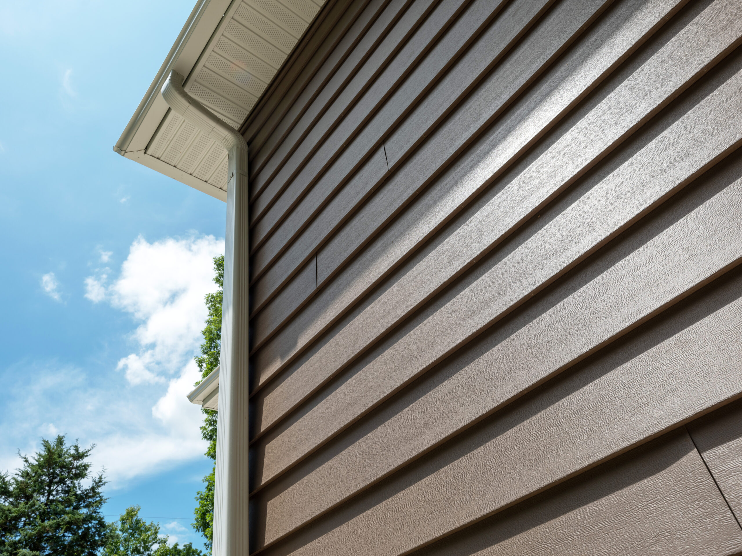 Installing PlyGem Performance Collection vinyl siding in Hickory