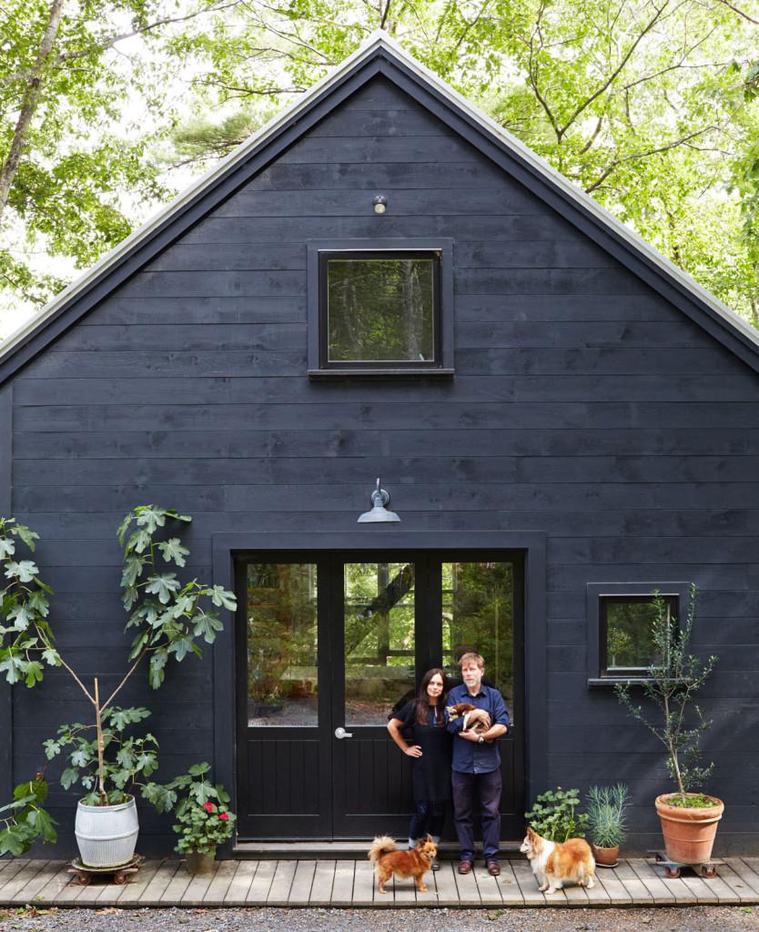 all black house 834x1024 1